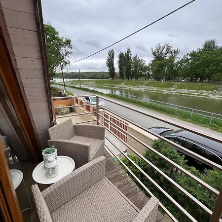 Vizparti Futrinka Vendeghazak Baja